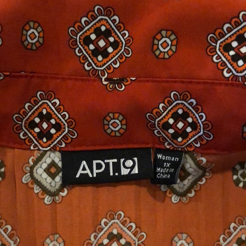 Beautiful button up blouse. - Picture 3 of 3